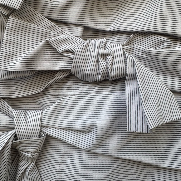 TIBI
BOW DETAILS STRIPES SLEEVELESS TOP - Picture 5 of 10